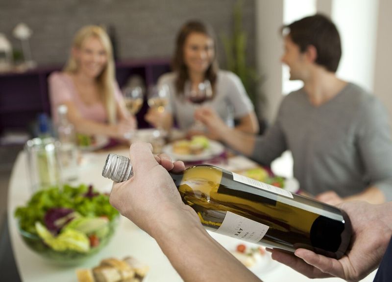 Aluminium-Schraubverschlüsse erreichten Spitzenwerte in puncto Wiederverschließbarkeit von nicht geleerten Weinflaschen für den späteren Konsum. (Bild: Marc Thürbach)