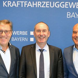 Der Vorstand der Kfz-Innung Oberpfalz mit dem Staatsminister Hubert Aiwanger (m.): Rudolf Angerer (stv. Landesinnungsmeister und Obermeister) und Geschäftsführer Stefan Brandl (r.)(Bild:  Kfz-Gewerbe Bayern)