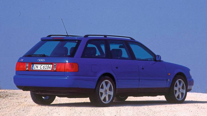 Im Gegensatz zum S4 (Typ C4) unterscheidet sich der S6 weniger vom Grundmodell, dem A6 C4, vormals Audi 100 C4. So sind in Wagenfarbe lackierte Stoßleisten, DE-Scheinwerfer, lackierte Rückspiegel oder weiße Blinker, anders als noch am S4, kein Alleinstellungsmerkmal mehr. (Bild: Audi AG)