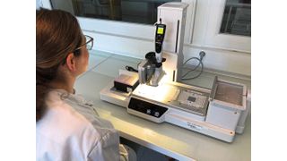 Manon Vendredi, Labortechnikerin für Genotypisierung bei Sakata, verwendet den Assist-Plus-Pipettierroboter, um das Laden von Mikrofluidik-Chips zu automatisieren.  (Bild: Integra Biosciences)