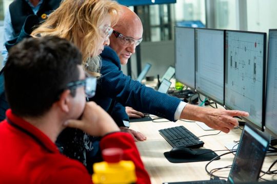 Judy Priest, Corporate Vice President und Chief Technical Officer für Cloud Operations und Innovation bei Microsoft, und Erhan Karaca, Chief Technology Officer bei VEIR, bei Werksversuchen mit einem 3-MW-Supraleitungskabel.(Bild:  Microsoft)