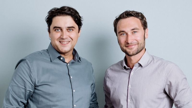 Jasmin Skenderi (links) ergänzt die Geschäftsführung von Cybus mit CEO Peter Sorowka als neuer CTO. (Bild: Jens Wittenburg/Cybus)