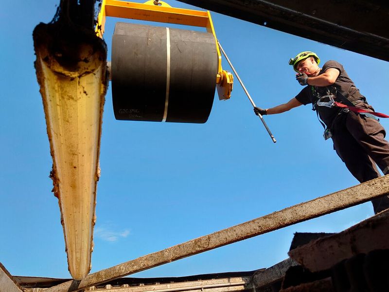 Präzision ist gefragt: Einbau des Förderbandes mit einem Kran zum Einbauort in 40 Metern Höhe. (Bild: Rema Tip Top)