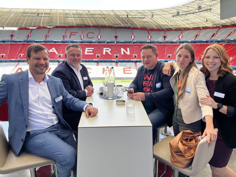 (v. l.) Andreas Diehl und Marco Herrmann, Sophos, Rene Schoppe, und Grit Heinig, SoftwareOne, und Carolin Henzel, Sophos (IT-BUSINESS)