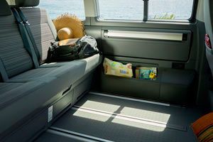Den Beach Tour gibt es auch als 6- und 7-Sitzer mit drehbaren Einzelsitzen in der 2. Sitzreihe.  (VW Nutzfahrzeuge)