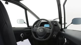 Dwer Toyota i-ROAD:  Im Rahmen eines neuen Car-Sharing-Projektes steht das ultrakompakte Elektroauto ab April auch in der japanischen Hauptstadt für Fahrten bereit.  (Toyota)