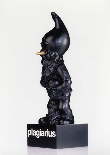 Die Trophäe ist ein schwarzer Zwerg mit goldener Nase – als Symbol für die exorbitanten Profite, die die Produktpiraten auf Kosten kreativer Designer und innovativer Unternehmen erwirtschaften. (Bild: Aktion Plagiarius e.V.)