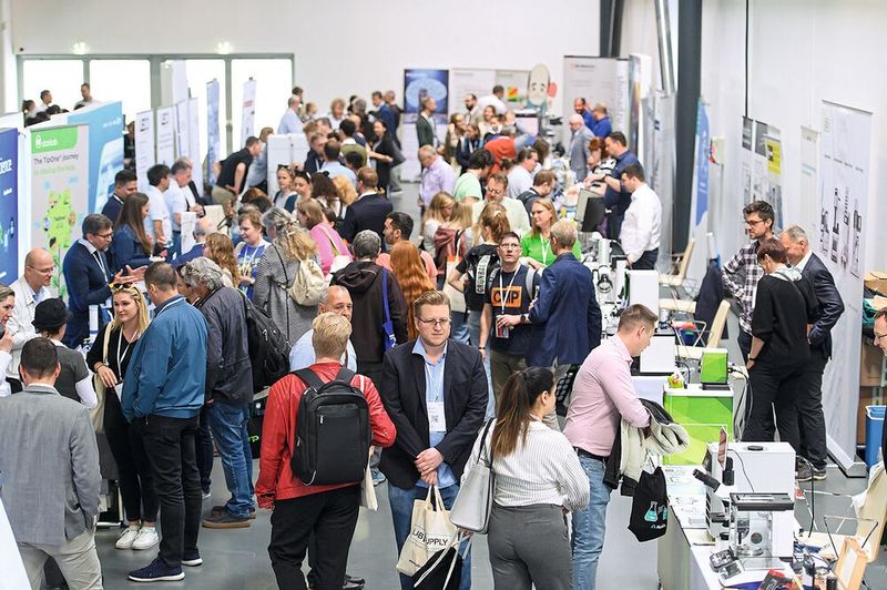 Zum Glück bietet die Halle genug Platz. Über den Tag hinweg erreicht die LAB-SUPPLY eine Teilnehmerzahl von rund 1.000 Personen.      Mehr Infos zu den kommenden LAB-SUPPLY-Messen finden Sie auf www.lab-supply.info (Bild: Stefan Stark)