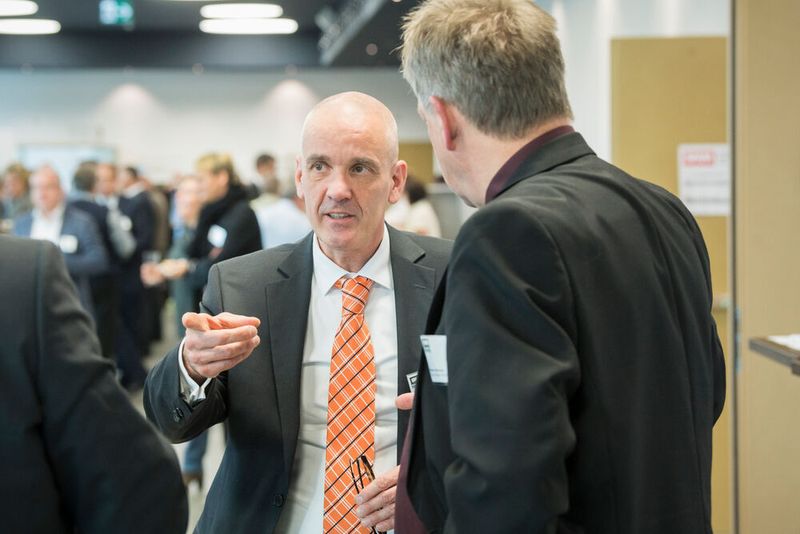 Matthias Böhm, Verlagsleiter Vogel Business Media, im Gespräch mit einem Kongressbesucher. (Thomas Entzeroth)