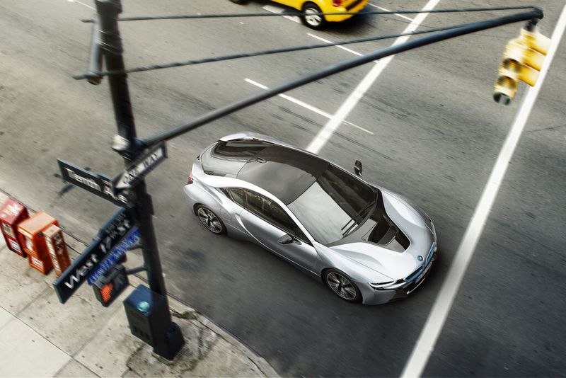 Der BMW i8 startet ab Juni 2014 auf sportliche und umweltfreundliche Weise auf den Straßen durch. (BMW)