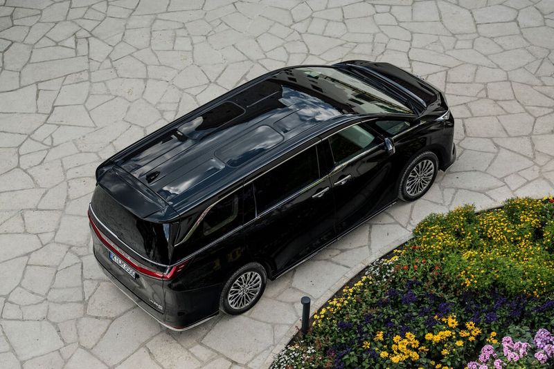 Das Dach des LM bietet über den beiden Fondsitzen Glaselemente. (Bild: Lexus)