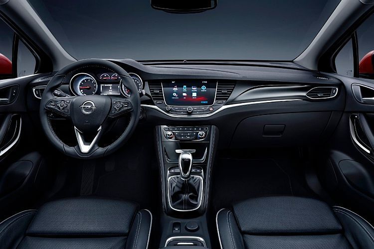 Die Bedienung erfolgt im Astra über einen großen, schnell reagierenden Touchscreen. (Foto: Opel)