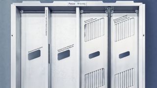 Möglicher Gehäuseaufbau. In den vier Kammern von links nach rechts: reines AAS, AAS mit infiltriertem PCM, AAS mit Kühlstruktur, AAS mit Kühlstruktur und PCM. (Bild: Fraunhofer-IWU)