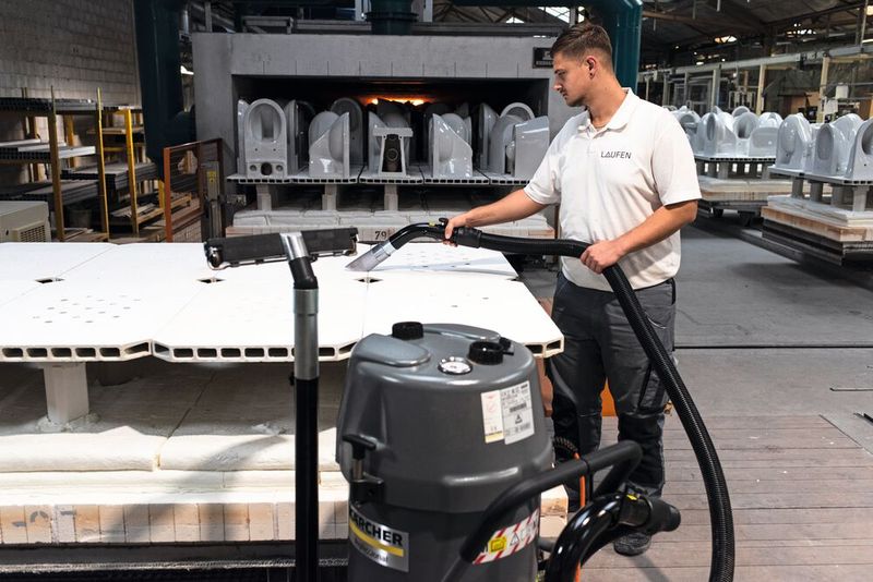 Die hitzebeständigen Cordieritplatten, auf denen die rohen, glasierten Stücke zum Brennen durch den Brennofen transportiert werden, saugen die Mitarbeiter sorgfältig nach jedem Vorgang ab. Sehr gut geeignet hierfür ist ein Kärcher IVR 35/20-2 Sc Me. Dieser sehr flexible Industriesauger ist bestmöglich darauf ausgerichtet, kleine Partikel und feine Stäube sicher aufzunehmen. (Bild: MomentiMedia)