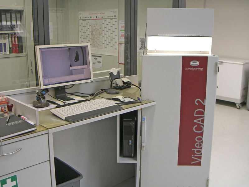 Die Messmaschine V-CAD 2 mit einem Messbereich von 144 mm × 108 mm ist zentral in der Scherschnitt-Abteilung platziert. (Bild: Drechsel)
