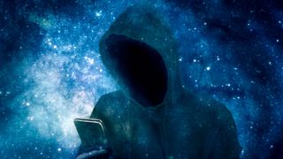 cyberkrimineller-im-hoodie-mit-smartphone-stockpack-adobe-stock-scaled (Quelle: gopixa - Adobe Stock)