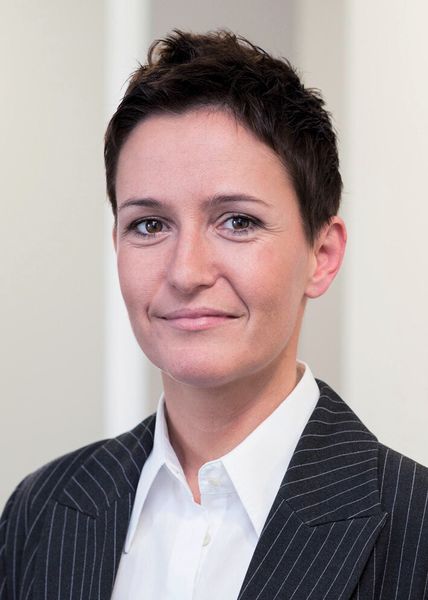 Katja Ebenhoch, Leitung Geschäftsfeld Industrial Machinery: „Hoerbiger setzt sich mit einem innovativen, elektro-hydraulischen Antrieb als Trendsetter an die Spitze der Technologie-Entwicklung für das anspruchsvolle Marktsegment der Bearbeitungsmaschinen.“ (Bild: Hoerbiger)