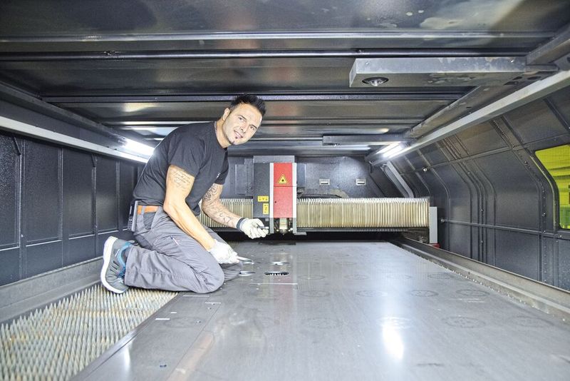 Rafet Osmani (Lasermaschinist, Fertigungs-Center Zumbrunn AG) im Maschinenraum (4000 x 2000 mm) der Flachbettlasermaschine der «Ventis AJ e»-Serie mit 9 kW für den Schwarzblechbereich. Die Schnittflächen sind qualitativ hochwertig, nicht zuletzt dank der LBC-Technologie von Amada. (Bild: Matthias Böhm)