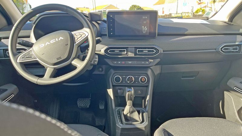 Das Cockpit ist simpel und klar strukturiert. (Bild: Simon – »kfz-betrieb«)