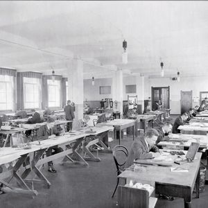 Konstruktionsbüro bei Siemens um 1910 – die Konstrukteure arbeiten noch an Zeichentischen mit Einzelwerkzeugen: mit Lineal, Winkel, Reißzeug.