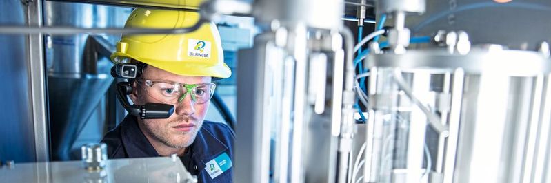 Mit Datenbrille und Helmkamera: Industriedienstleiter Bilfinger machte im Corona-Jahr Instandhaltern vor Ort Expertenwissen digital zugänglich. Mit Datenbrille und Helmkamera: Industriedienstleiter Bilfinger machte im Corona-Jahr Instandhaltern vor Ort Expertenwissen digital zugänglich.