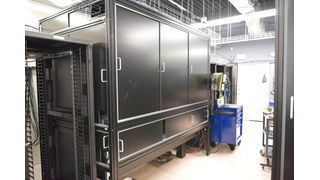 Libra soll mehr als 256 korrigierte logische Qubits verarbeiten und rund eine Million zuverlässige logische Quantenoperationen ermöglichen. Im Rahmen einer erweiterten Zusammenarbeit mit AWS soll das System ab 2028 über Amazon Braket in der Cloud verfügbar werden. (Bild: QuEra)