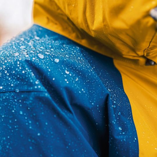 PFAS werden u.a. bei der Herstellung wasserabweisender Outdoorkleidung verwendet. PFAS werden u.a. bei der Herstellung wasserabweisender Outdoorkleidung verwendet.