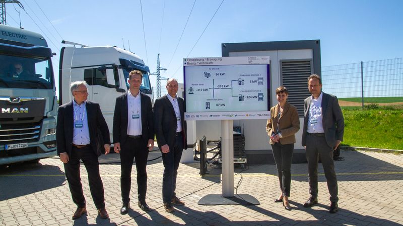 Bei der Premiere in Regensburg (v.l.): Thomas Ille, Leiter Early Pilots & Innovation Partnering bei MAN Truck & Bus; Conrad Mummert, Lead SBRS Europe; Markus Schmid, Geschäftsführer Spedition Schmid; Sandra Wimmer, Vorstandsmitglied REWAG; Markus Lienkamp, Lehrstuhl für Fahrzeugtechnik Technische Universität München.(Bild:  MAN Truck & Bus)