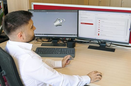 Ein Anwender sucht im «Tool Selector» die passende Entgratlösung für die Bohrungen an seinem Werkstück.(Bild:  Heule)