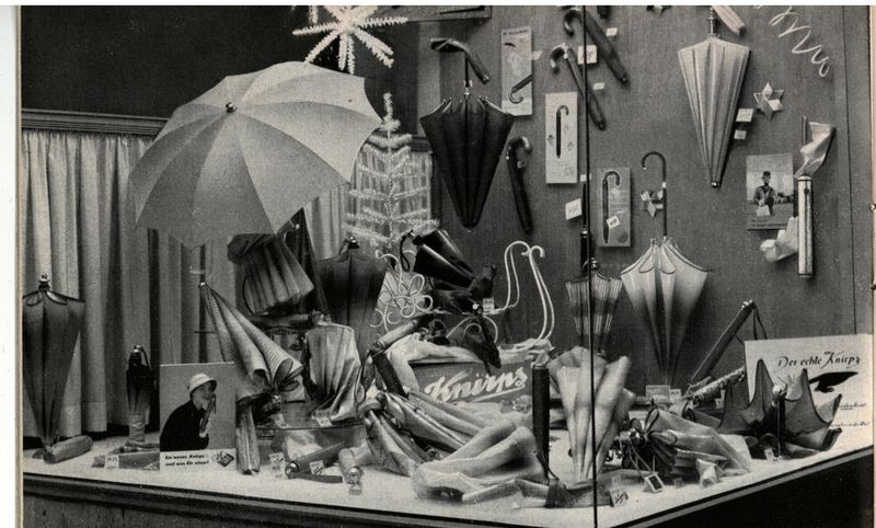 Um den Verlauf anzukurbeln, setzte Bremshey auf damals neuartige Werbe- und Marketingaktionen, etwa Live-Vorführungen des Knirps in Schaufenstern.  (Bild: Mit freundlicher Genehmigung von Knirps)