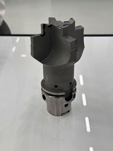 Leichtbau-Werkstoffe gewinnen in der industriellen Fertigung zunehmend an Bedeutung. Denn vor allem im Automotive- und im Aerospace-Bereich gilt: Je geringer das Gewicht, desto niedriger der Energieverbrauch – ein wesentlicher Faktor, zumal er sich nicht nur auf die Wirtschaftlichkeit positiv auswirkt, sondern auch auf die CO2-Emissionen und die Reichweite etwa von E-Autos.  Vor diesem Hintergrund hat Walter seine über mehr als 20 Jahre gewachsene Produktrange und seine Kompetenzen im Lightweight-Bereich erweitert – unter anderem durch den Zukauf des Herstellers FMT (Frezite Metal Tooling). Als Ergebnis bietet Walter FMT heute ein  ausgesprochen umfangreiches Werkzeugportfolio für die Aluminium-Bearbeitung an. Gleiches gilt für das PKD-Portfolio für die Bearbeitung von Leichtmetallen wie Aluminium und Al-Legierungen. (Bild: Sonnenberg)