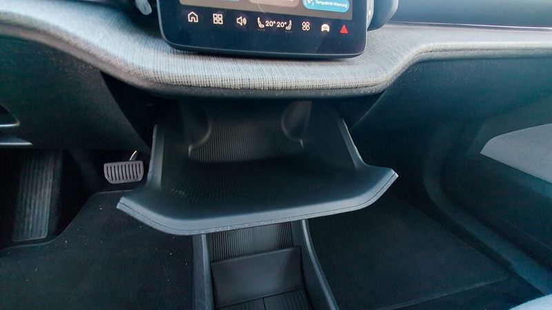 Beispielsweise gibt es in der Mittelkonsole eine große Schublade, die sich ebenfalls über das zentrale Display öffnen lässt. (Bild: Mauritz – VCG)