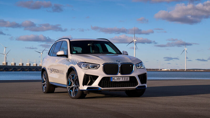 Die ersten BMW iX5 Hydrogen sind auf der Straße unterwegs. Seit Dezember entstehen die Wasserstoffautos in München.
