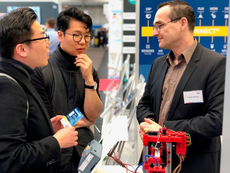 „Wir hatten die Chance auf der Hannover Messe 2019 mit sehr vielen potenziellen Kunden und Partnern zu sprechen - zwei potenzielle Bedarfe wurden immer wieder angesprochen: Beim ersten geht es darum, Sensordaten von Maschinen zu sammeln und auswerten. Der zweite Bedarf findet sich in der direkten Vernetzung von Planungs- und Steuerungs-Software wie ERP- oder CAD-Systeme mit den Steuergeräten der Produktionsmaschinen“, so Stefan Ehrlich (rechts), Vorstandsvorsitzender von SQL. (SQL Projekt)