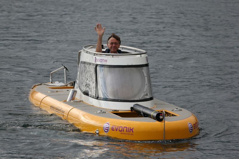 Auch aufgetaucht kann die «Lula1000» selbstständig fahren. Joachim Jakobsen steuert sie nach den Tauchgängen in den Rumpf des Katamarans «Ada Rebikoff», dem einzigen U-Boot-Träger der Welt. (Bild: Christoph Bauer/Evonik Industries AG)