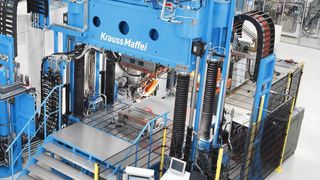 Mit einen neuen Formenträger des Typs MX SFT erweitert die Sektion Reaktionstechnik von Krauss-Maffei, wie das Unternehmen berichtet, die Anwendungsmöglichkeiten im hauseigenen Leichtbautechnikum. So soll die Entwicklung, die Prototypenherstellung sowie die Produktion in pucto faserverstärkter Kunststoffteile gestärkt werden. (Krauss-Maffei)