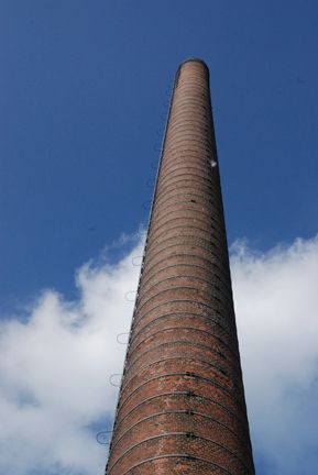 Der markante Schornstein des Kesselhauses (Archiv: Vogel Business Media)