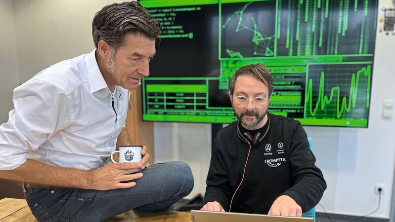 Christoph Haumann (l.), Geschäftsführer des Autohauses Trompeter, und der zertifizierte Hacker Björn Hering überprüfen auch regelmäßig die Sicherheit des eigenen Betriebs.(Bild:  Autohaus Trompeter)