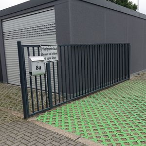 Hinter der seperarten Halle befindet sich der Quarantäneplatz für verunfallte E-Autos. Die grüne Parkfläche ist den Stromern vorbehalten. Und eine Ladesäule wird in Kürze installiert.(Bild:  Schreiner/»kfz-betrieb«)