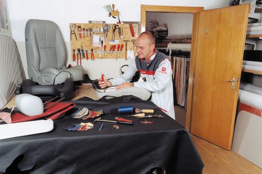 Zu den umfangreichen Servicedienstleistungen des Unternehmens zählen unter anderem eine eigene  Lackiererei, eine  Sattlerei und eine  Abteilung, die Sonderfahrzeuge nach  Kundenwünschen  aufbaut. (Archiv: Vogel Business Media)