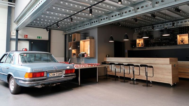 Die Eventhalle zählt jährlich bis zu 50 Veranstaltungen, an denen stets auch ein Mitarbeiter vor Ort ist. Das Tor zur Werkstatt steht dabei bewusst offen. (Bild: Diehl – VCG)