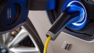 BMW hat den 7er mit einem Stecker ausgestattet. (BMW)