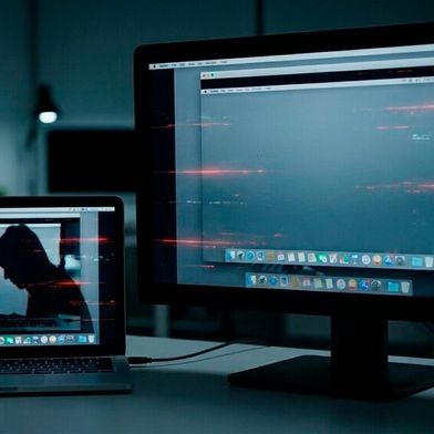 Angreifer im lokalen Netzwerk können sich ohne Passwort per Screen Sharing auf einen Mac verbinden und ihn fernsteuern. Betroffene könnten damit die Kontrolle über Gerät und Daten verlieren. (Bild: Gemini / Vogel IT-Medien GmbH / KI-generiert)
