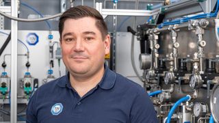 Martin Sekura: „Das neue Prüflabor ist nicht nur einzigartig, weil wir modernste Geräte im Einsatz haben. Sondern auch, weil sich alle Arten von Werkstoffen und Bauteilen hinsichtlich ihrer Eignung für die Verwendung mit gasförmigem und flüssigem Wasserstoff testen lassen. Und das branchenübergreifend.“  (TÜV SÜD)