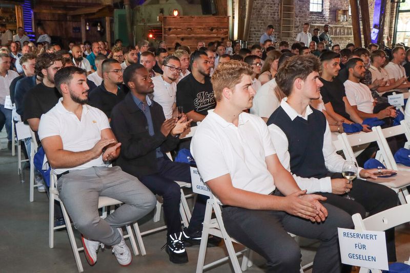 Und die Historische Kornscheune in Pulheim war bis zum letzten Platz gefüllt.  (Bild: Kfz-Innung Köln / Auweiler)