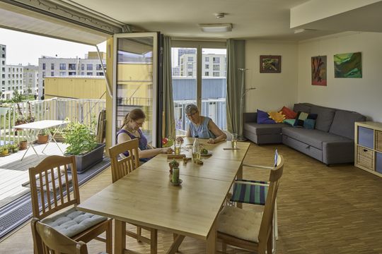 Clusterwohnen wurde in  Wagnis West als Geschossgemein-schaft umgesetzt: Mehrere Haushalte teilen sich einen großen Gemeinschaftsraum außerhalb der eigenen Wohnung.  (Bild:  Jens Weber/Connolly Weber Photography)
