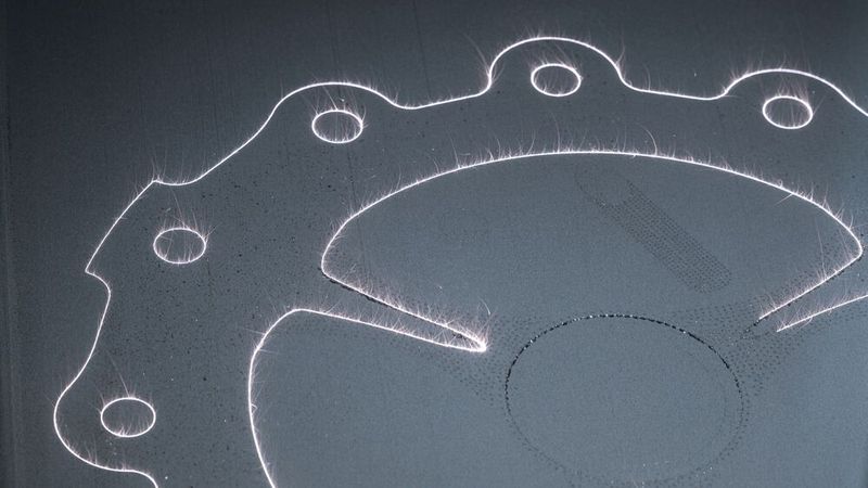 Die neue additive Fertigungsanlage des Fraunhofer IWS wird aus metallischen Pulvern schichtweise besonders große Bauteile mit komplexer Geometrie erzeugen, zum Beispiel Brennkammern für Wasserstoff-Energiesysteme oder Schaufelradeinhausungen für Turbinen. (Bild:  Christoph Wilsnack/Fraunhofer IWS)