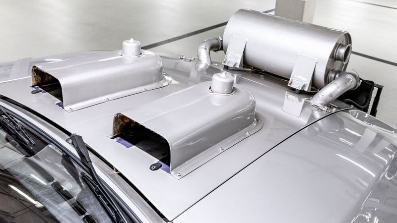 Um die Kühlung des Vierventil-V8 zu sichern, ließen sich zwei in Hutzen auf der Motorhaube untergebrachte Ventilatoren zuschalten, die heiße Luft nach außen zogen. (Bild: Porsche)