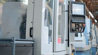 In Reih' und Glied für geschliffenen Speed: Der Werkzeughersteller AB Tools setzt bei seiner täglichen Arbeit auf Schleifmaschinen von Anca. Insgesamt sechs Anlagen des Herstellers stehen bei AB unter Strom. Für ausgezeichnete Oberflächenergebnisse stehe speziell die MX7 Linear, die hier im Vordergrund zu sehen ist. (Anca)