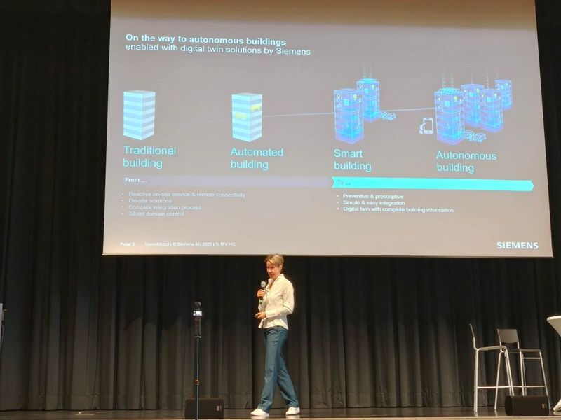 Dr. Janina Beilner, Senior Vice President Healthcare bei Siemens, geht neben ihrem Vortrag zum Krankenhausbau der Zukunft auch auf die aktuelle klinische Infrastruktur und damit verbundene Sicherheitslücken im physischen Raum ein. (Bild: © Serina Sonsalla)